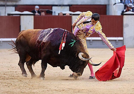 Diego San Román, en un aplomado natural al sexto toro de Fuente Ymbro, Judío de nombre.