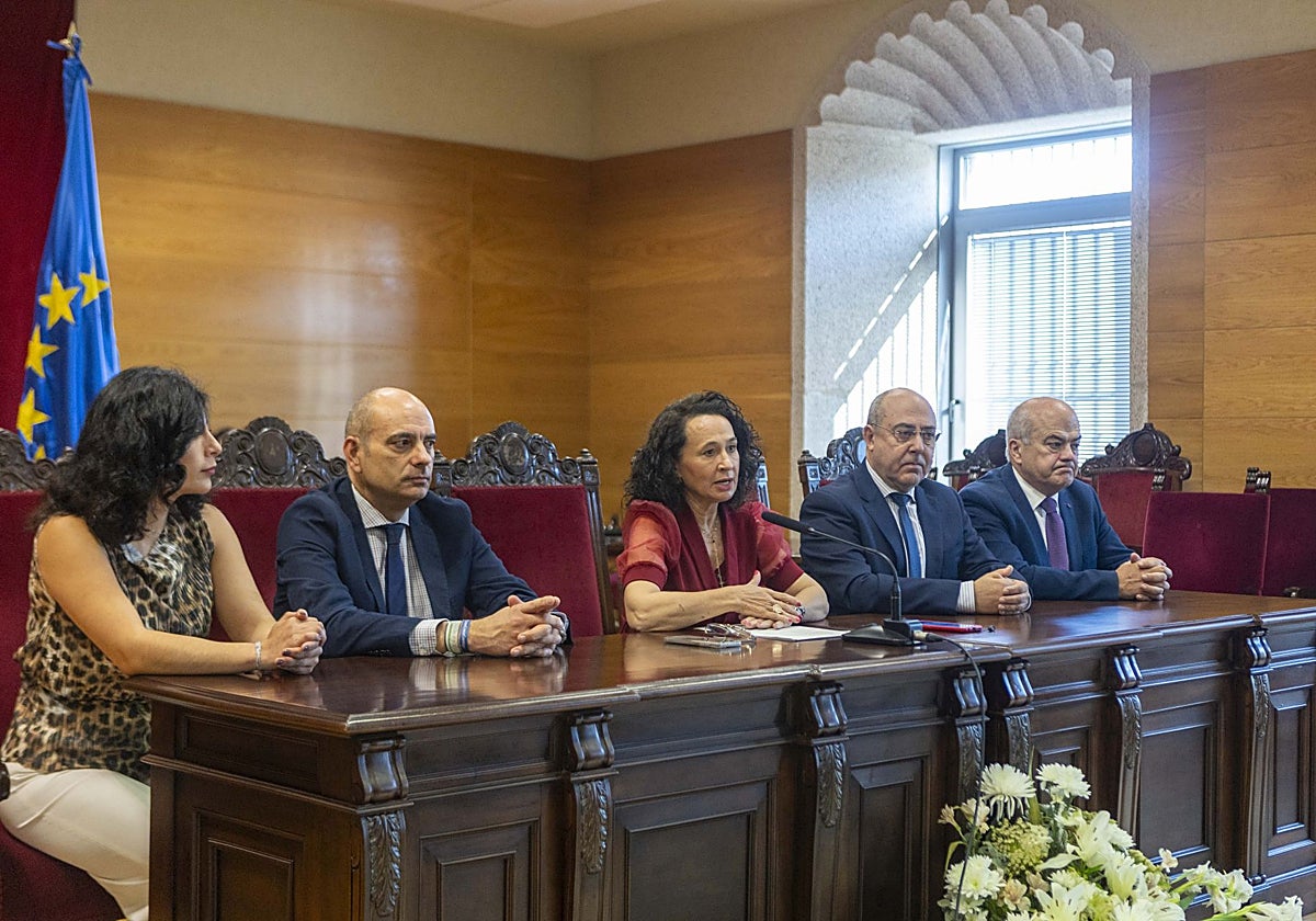 Presentación de la memoria judicial, con la presidenta del TSJEx, María Félix Tena, en el centro.