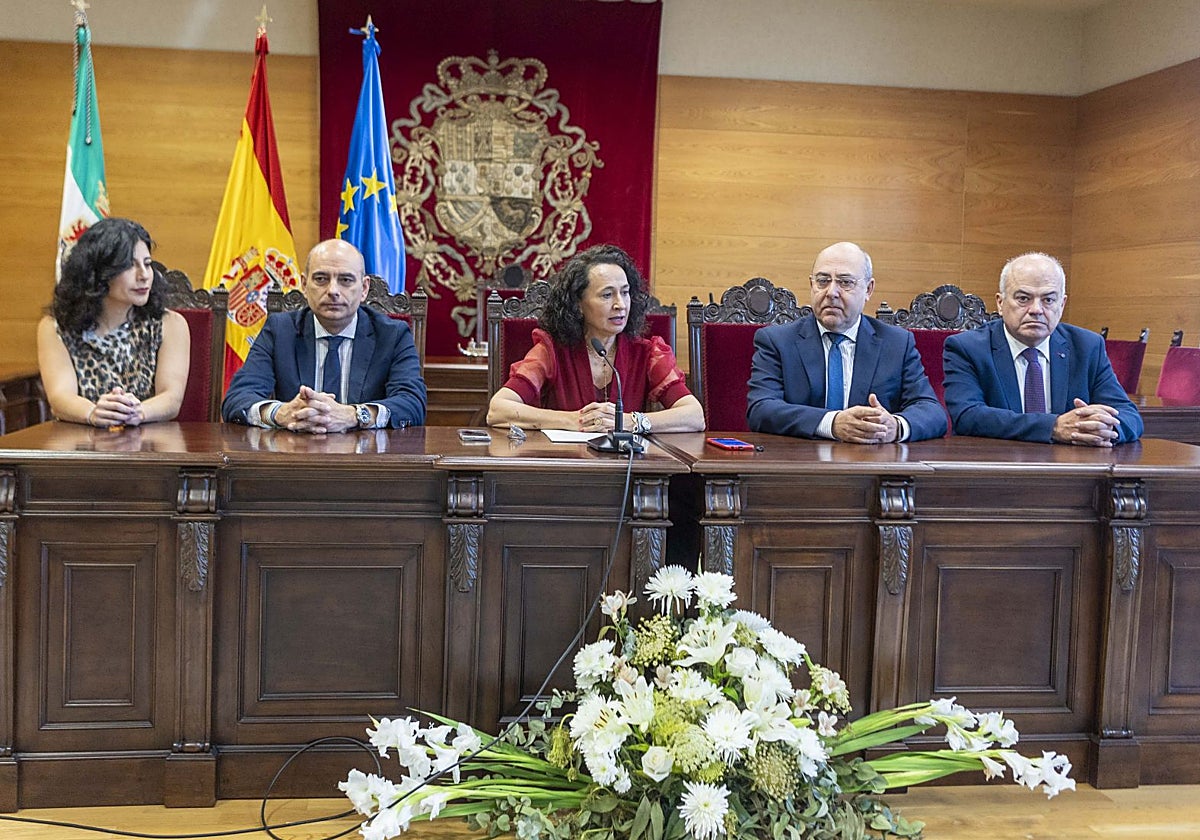Presentación de la memoria judicial de 2024, con la presidenta del TSJEx, María Félix Tena, en el centro.