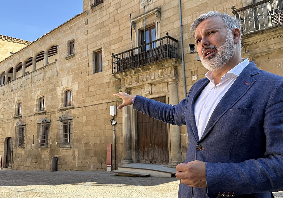 Fernando Pizarro muestra la manzana donde planea implantar un gran espacio cultural.