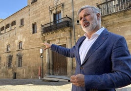 Fernando Pizarro muestra la manzana donde planea implantar un gran espacio cultural.