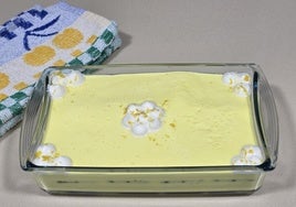Postre helado de limón