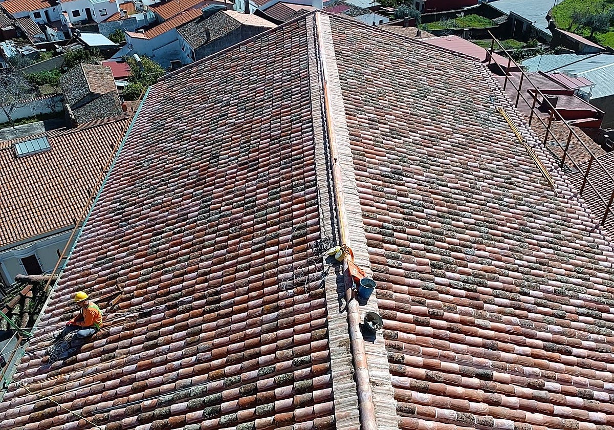 Trabajos en la cubierta de la iglesia parroquial de San Blas de Salvatierra.