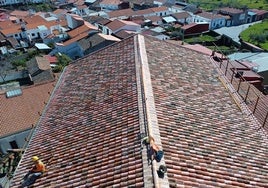 Trabajos en la cubierta de la iglesia parroquial de San Blas de Salvatierra.