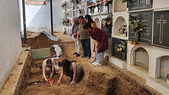 Comienza la excavación en una de las fosas comunes más grandes de la represión franquista en Extremadura