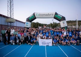Los participantes en los Jedes junto a los responsables públicos en la Ciudad Deportiva Manuel Calzado de Jerez de los Caballeros.