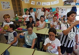 Alumnos de un centro extremeño combaten el calor con sprays en una imagen de archivo.