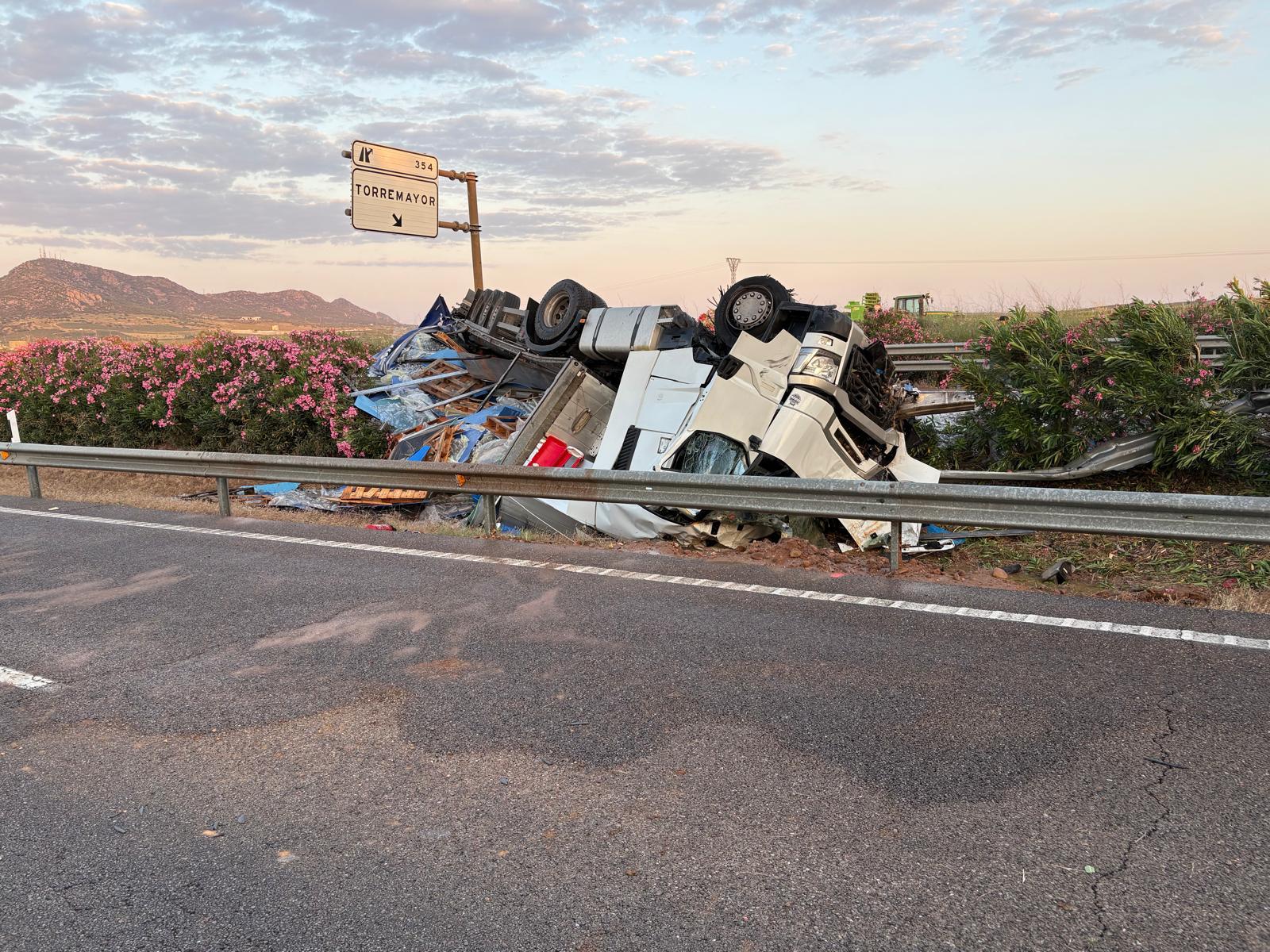 Fotos | Así ha quedado el camión accidentado en la A-5 en Extremadura