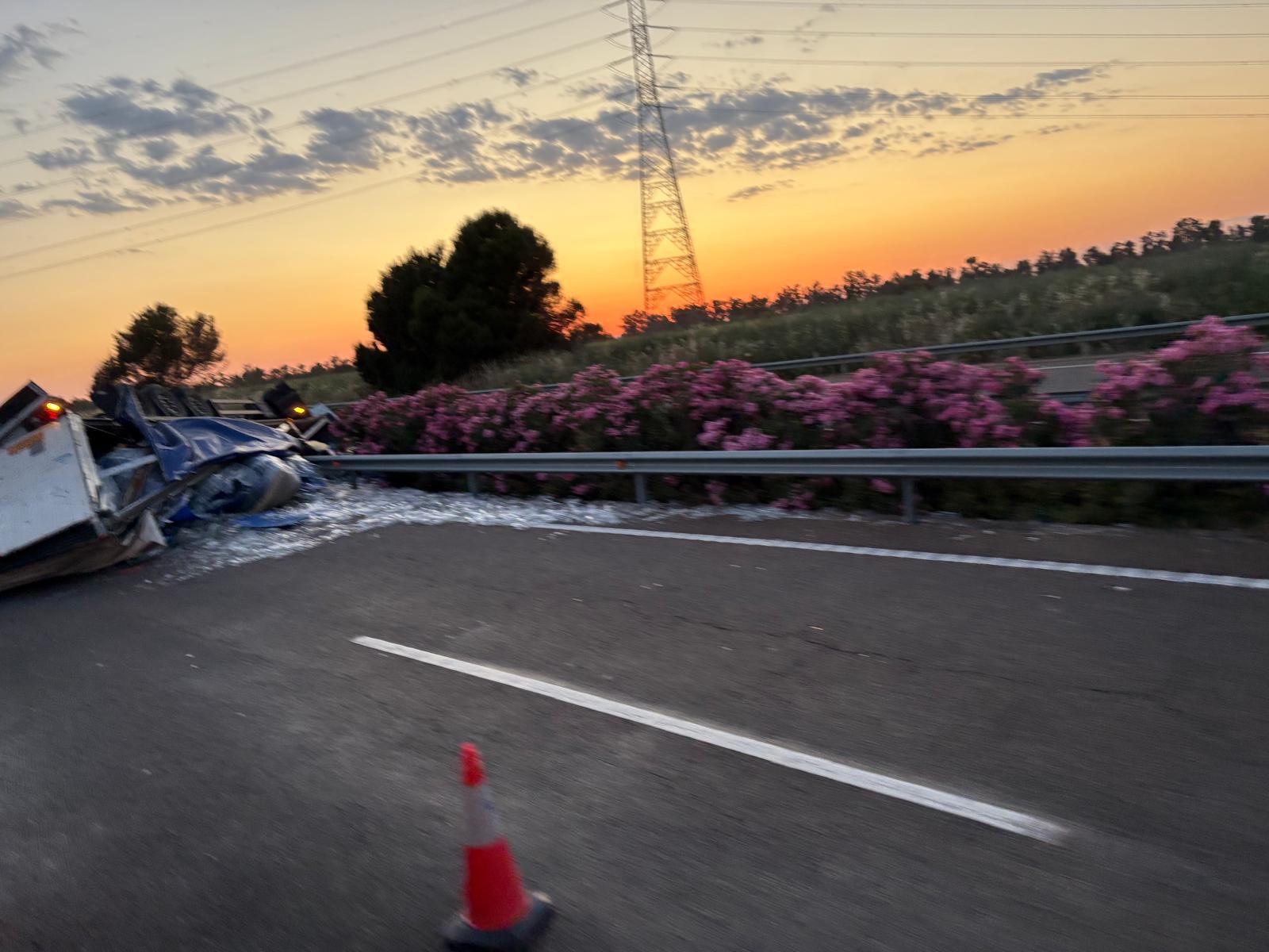 Fotos | Así ha quedado el camión accidentado en la A-5 en Extremadura