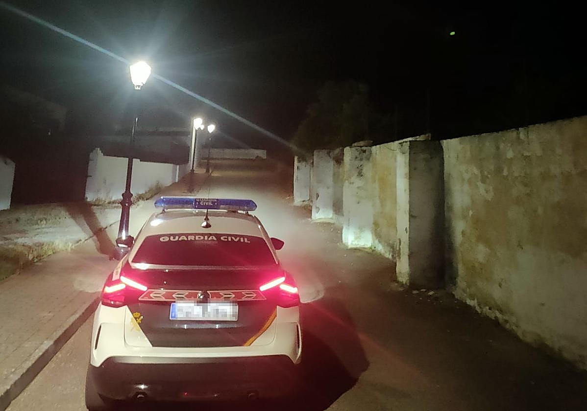 Patrulla de la Guardia Civil en el lugar del suceso.