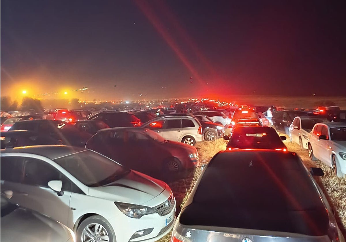 Imagen de los atascos a la salida del recinto ferial anoche.