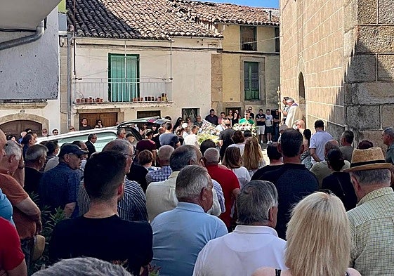 Cientos de vecinos de Aldeanueva del Camino han despedido este miércoles María Varela.