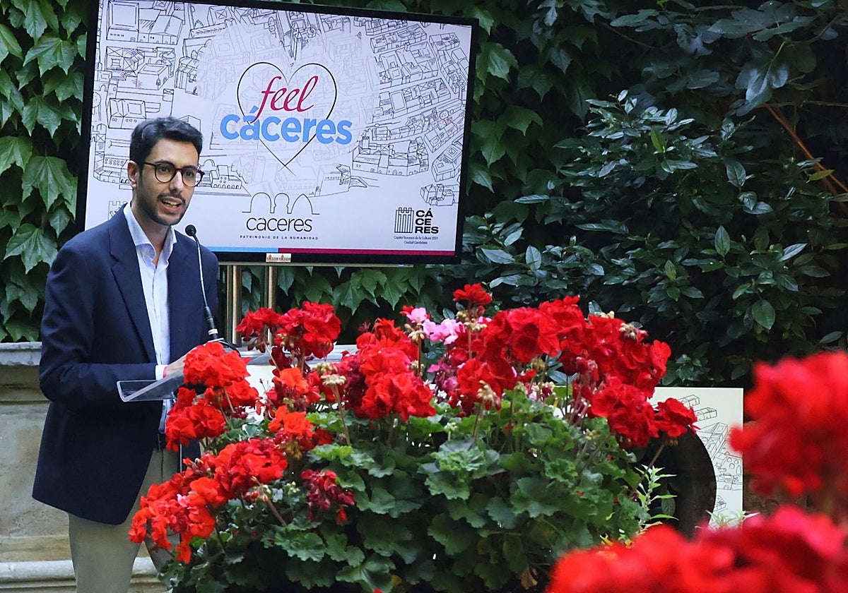 El concejal de Turismo, Ángel Orgaz, en la presentación de la campaña este miércoles.