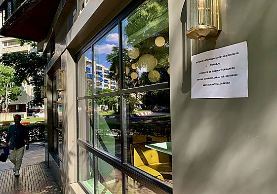Oferta de trabajo en el restaurante Alcaraván, en la avenida de Clara Campoamor.