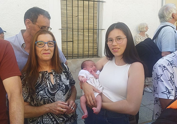 Sherezade con su hija Indira después de que Doña Letizia la cogiera en brazos.