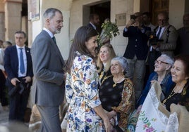 Los Reyes hablando con Filomena, una vecina de Guadalupe que está a punto de cumplir cien años.