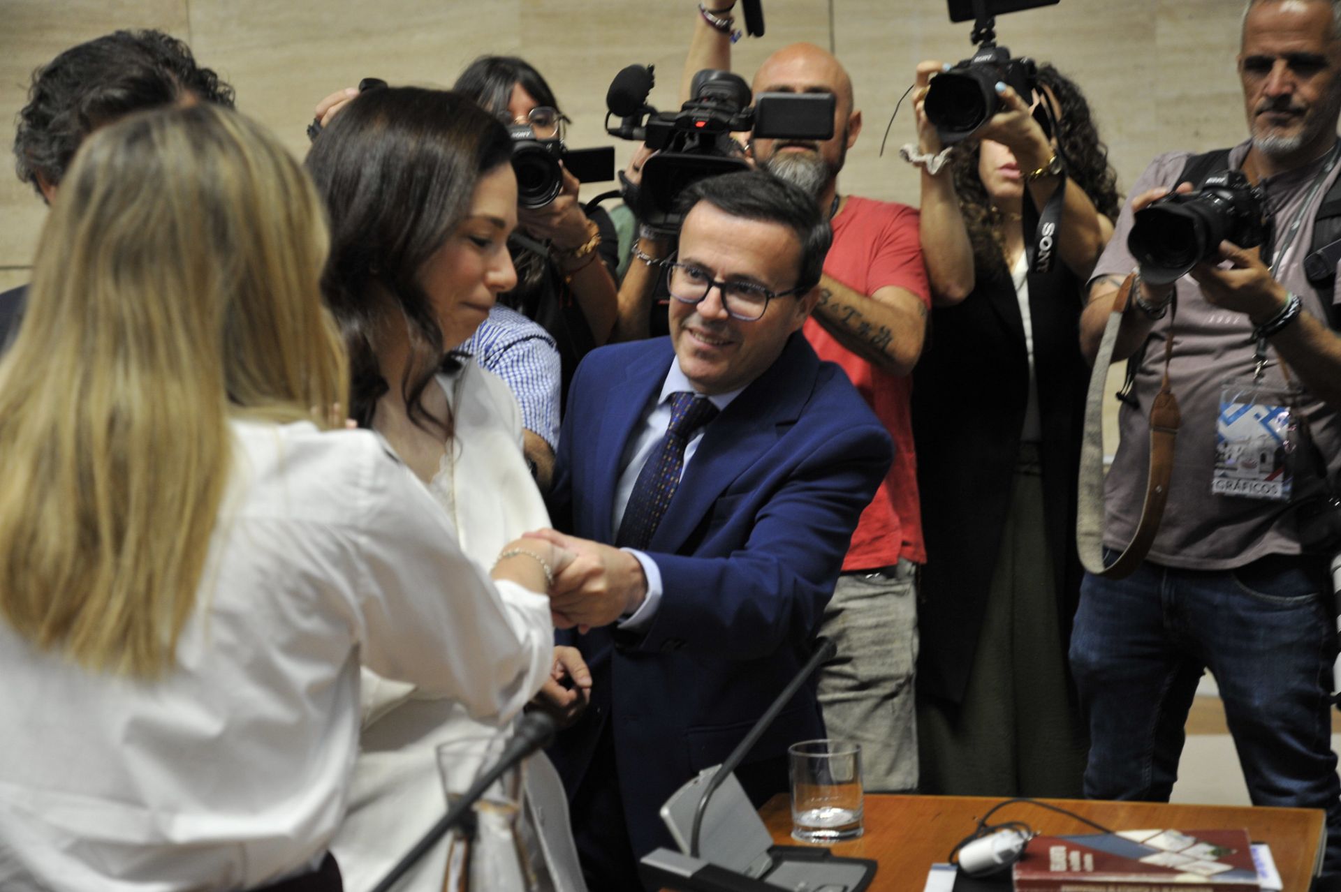 Así ha sido la llegada de Miguel Ángel Gallardo a su primer Pleno en la Asamblea de Extremadura