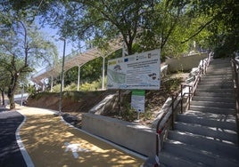 Vista de la pasarela peatonal que comunica Hernán Cortés con la ampliación del aparcamiento.