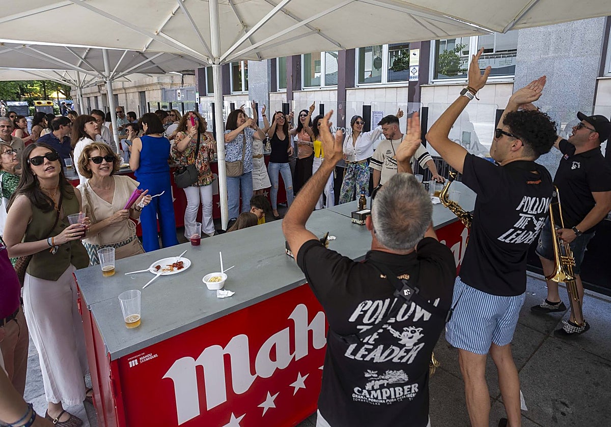 Ambiente de la feria de día este viernes en la calle San Pedro de Alcántara con la charanga Follow the leader.