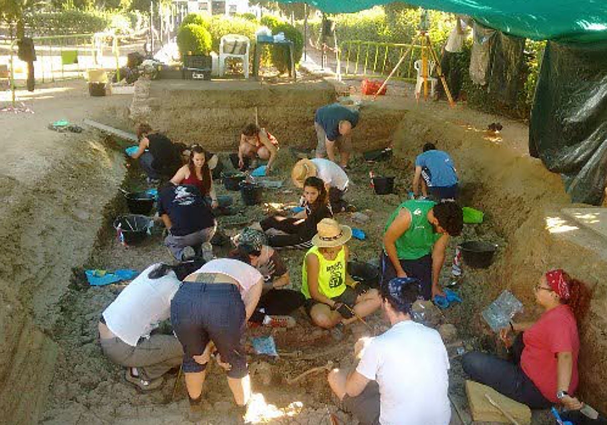 Trabajos de investigación en una fosa de la región.
