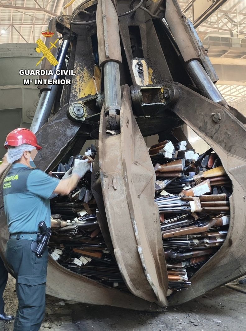 La Guardia Civil de Cáceres destruye más de un millar de armas, la mayor parte escopetas