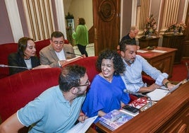 La concejala socialista Silvia González, entre Ricardo Cabezas y Alejandro Mendoza, en una imagen de archivo.
