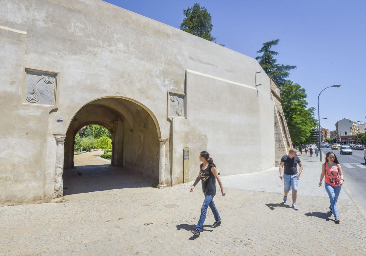 Ejercicio y cultura con una ruta en bici para conocer la muralla y la historia de Badajoz
