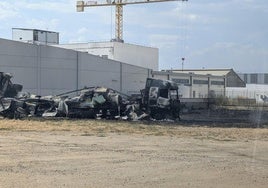 Estado en el que quedó el camión tras el incendio.
