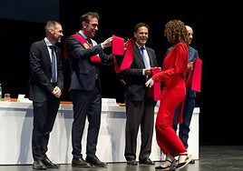 Carlos Cuerpo impone la banda a una de las graduadas este viernes en Badajoz.