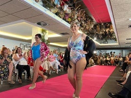 Desfile de mujeres mastectomizadas organizado por AECC.