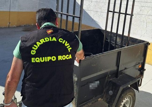 Remolque robado en una finca.