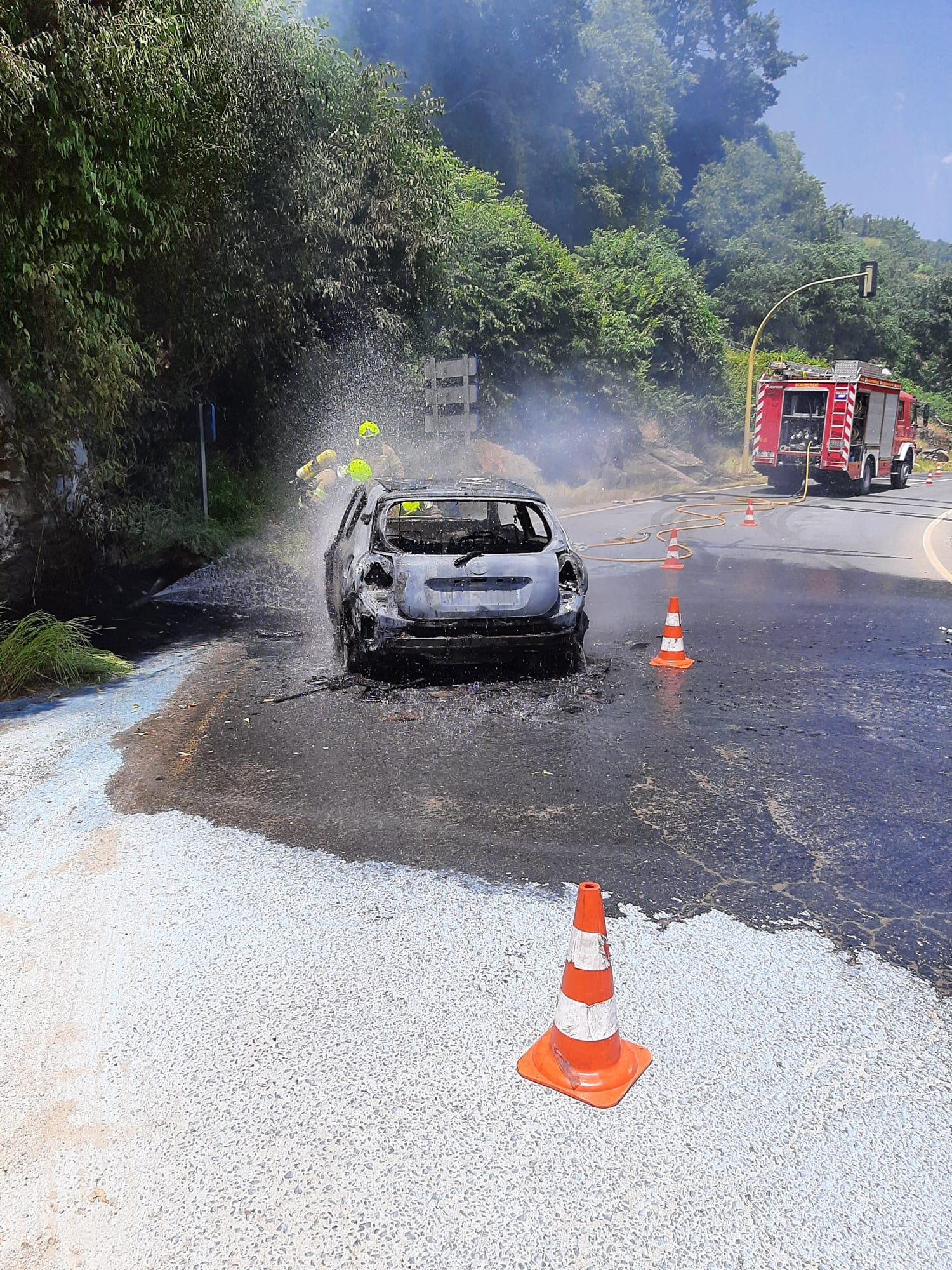 Fotos | Así han sofocado las llamas de un turismo los bomberos de Plasencia