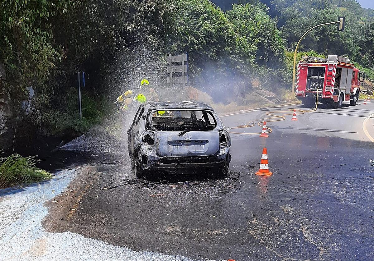 Efectivos de los bomberos del Sepei del parque de Plasencia han intervenido para sofocar las llamas del turismo.