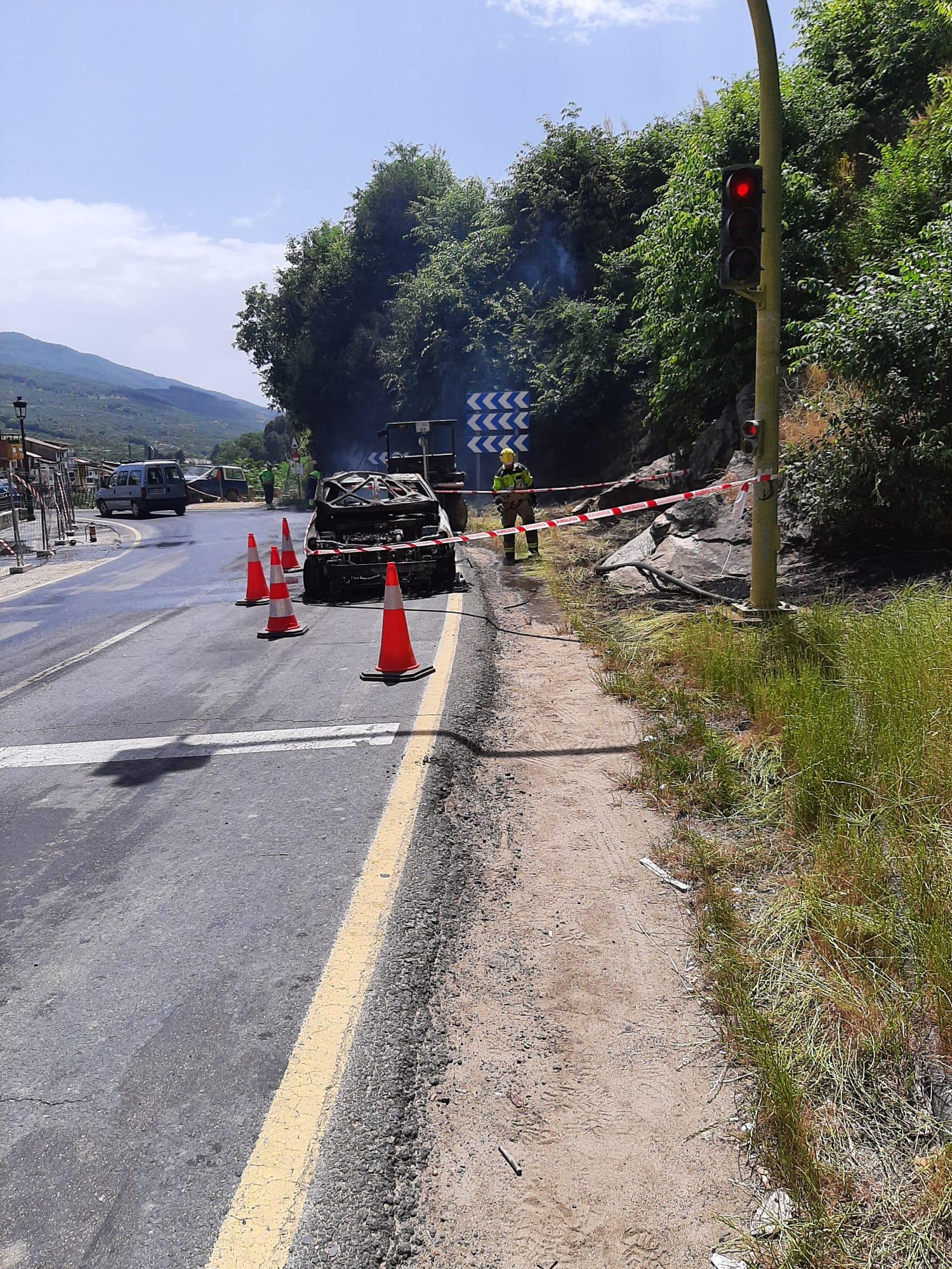 Fotos | Así han sofocado las llamas de un turismo los bomberos de Plasencia