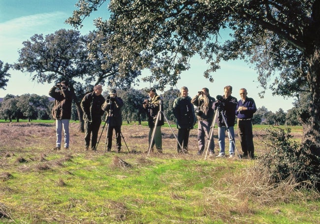 Un grupo de ornitólogos, de visita en el parque.