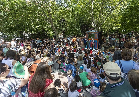 El paseo de Cánovas se llenó con las aventuras de Peneque el Valiente.