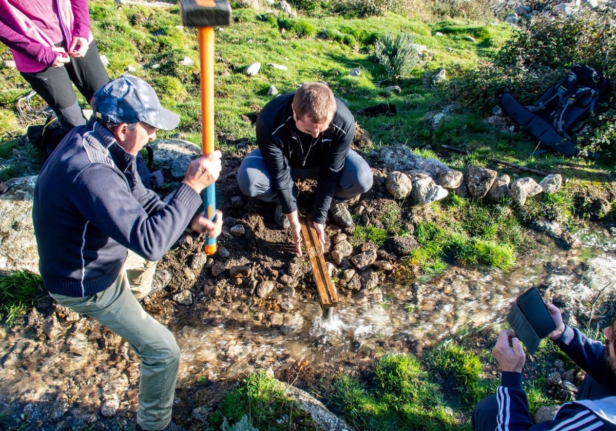 Trabajos en una de las acequias de Aldeanueva de la Vera.