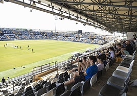 Aficionados del Badajoz mostró su apoyo desde la grada al equipo durante el entrenamiento de puertas abiertas.