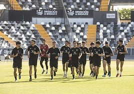 Los jugadores del Badajoz durante el entrenamiento de este sábado.