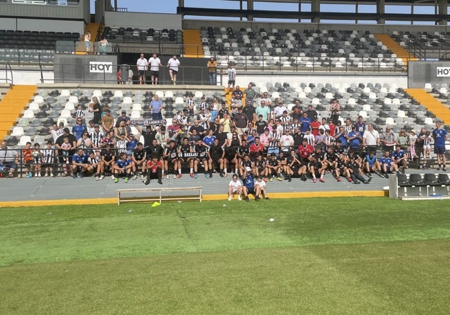 Foto de jugadores y aficionados al final del entrenamiento.