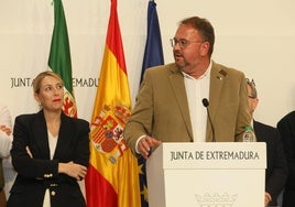 La presidenta de la Junta de Extremadura, María Guardiola, y el alcalde de Mérida, Antonio Rodríguez Osuna, durante la presentación de la 71ª edición del Festival Internacional de Teatro Clásico de Mérida.