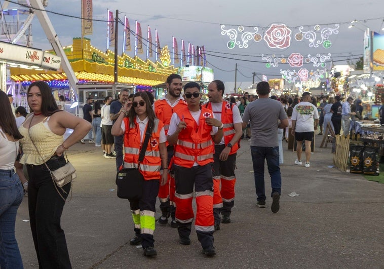 Voluntarios de Cruz Roja en la feria de Cáceres: «Nos gusta ayudar»