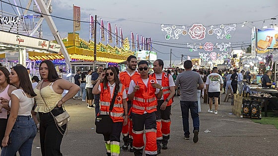 Voluntarios de Cruz Roja en la feria de Cáceres: «Nos gusta ayudar»