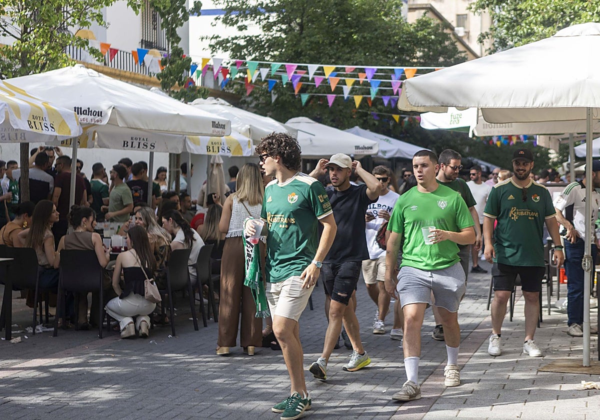 Aficionados del Cacereño en la feria de día de la zona de los Obispos antes del partido.