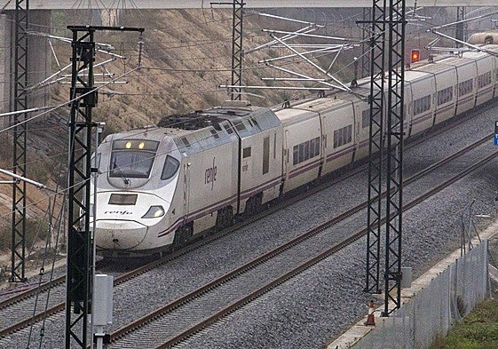 Tren Alvia circulando por el baipás de Mérida.