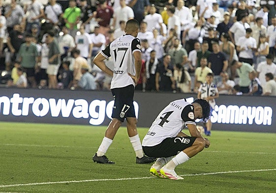 Ganet y Carvalho muestran su desolación al finalizar el partido ante la Real Sociedad B.