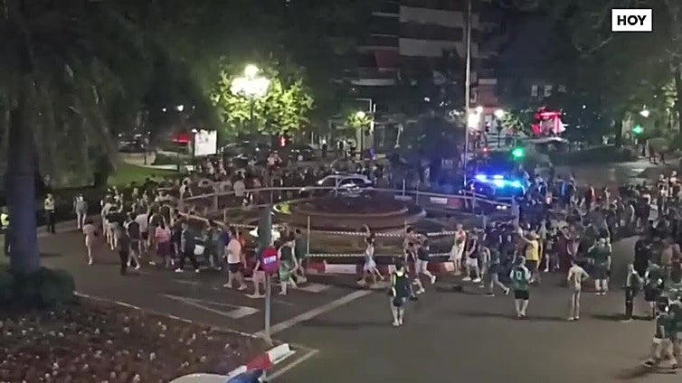 La noche tropical en la que los hinchas del Cacereño tomaron la Fuente Luminosa