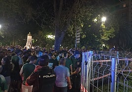 Vallas protegían la Fuente Luminosa de las celebraciones de aficionados del Cacereño.