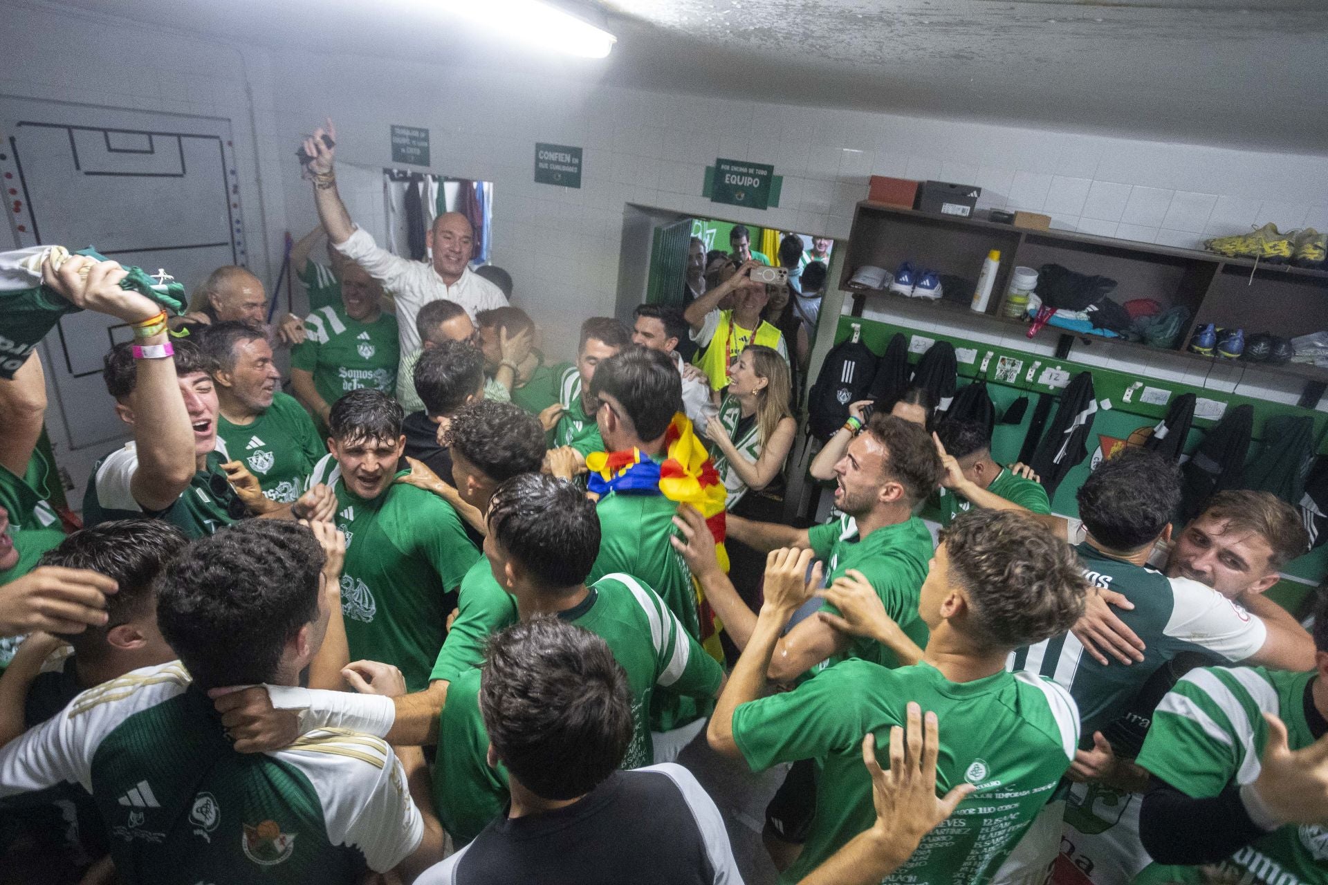 Fotos | El Cacereño estalla en júbilo con su ascenso a Primera RFEF
