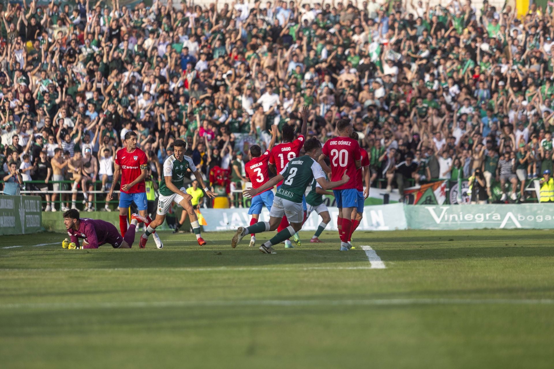 Fotos | El Cacereño estalla en júbilo con su ascenso a Primera RFEF